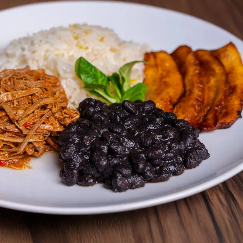 Casado con carne mechada